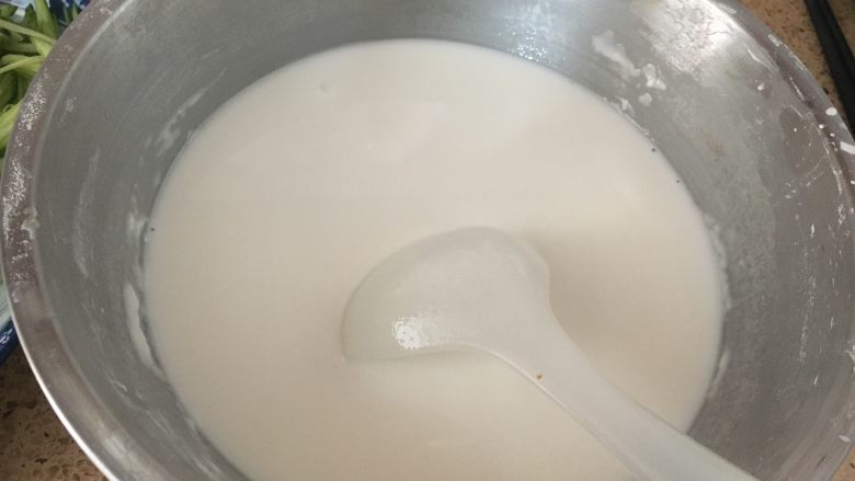 凉皮,沉淀好之后把水倒掉,搅拌均匀用平盘子上锅蒸,大概1-2分钟。自己观察熟没熟就好了,