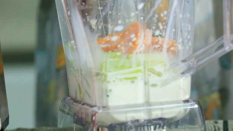 西芹菠菜汁,将准备好的食材放进料理机容杯中加入<a style='color:red;display:inline-block;' href='/shicai/ 219'>牛奶</a>。

