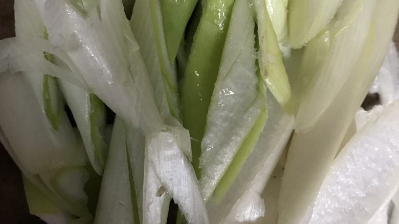 孜然羊肉,<a style='color:red;display:inline-block;' href='/shicai/ 3250'>葱</a>放入锅中翻炒均匀