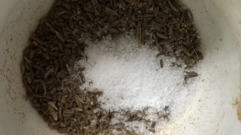 孜然羊肉,<a style='color:red;display:inline-block;' href='/shicai/ 716'>孜然</a>和盐拌匀，放入锅中翻炒