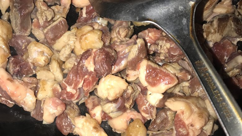 孜然羊肉,不用放油羊肉直接放入锅中煸炒，不要经常翻动