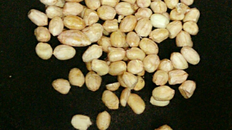 凉拌家常菜,<a style='color:red;display:inline-block;' href='/shicai/ 664'>花生</a>一把，煮熟。不能过熟，太酥了就不脆了。