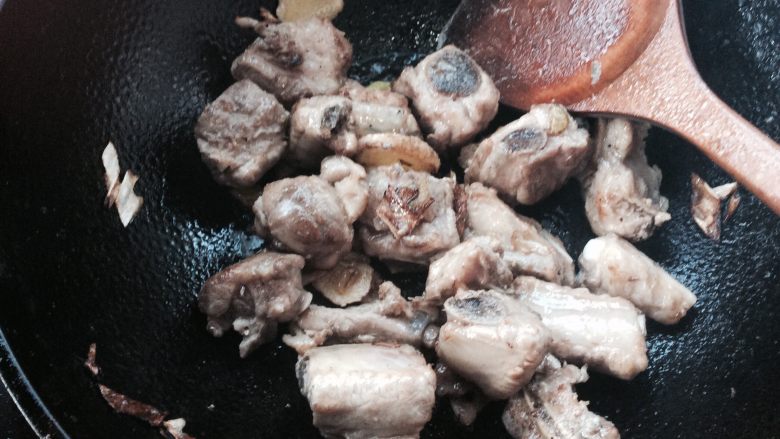 草莓炖小排,倒入排骨翻炒至要焦后倒入草莓酱,草莓酱要放三大勺,汁要多。