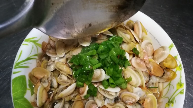 葱油海瓜子,油热后,淋在装盘后海瓜子的葱花上。