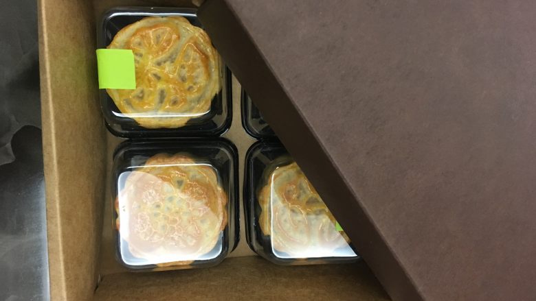 红豆蛋黄陷月饼,出烤箱,冷却后装盒就美美哒!