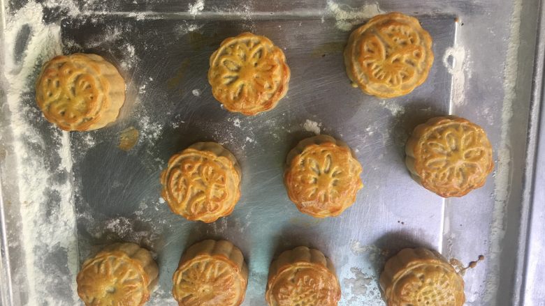 红豆蛋黄陷月饼,烤箱上下180度,五色5分钟,然后放下层烤5分钟取出表皮刷一层蛋黄液,再放中层烤15分钟(我刷了2次蛋黄液,感觉一次不美观)