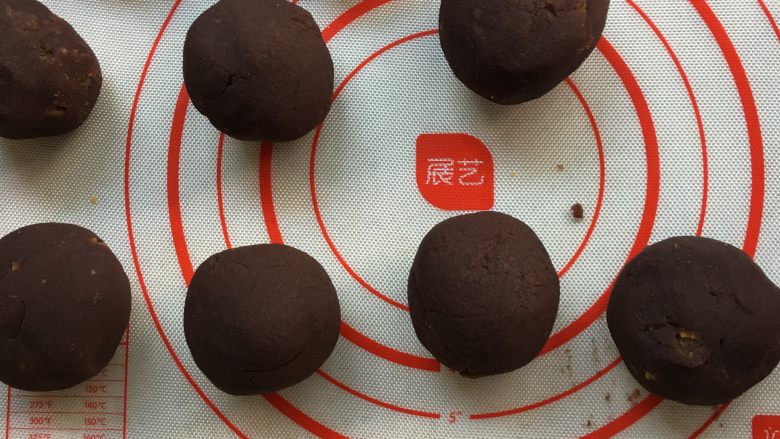 红豆蛋黄陷月饼,<a style='color:red;display:inline-block;' href='/shicai/ 475'>红豆沙</a>放不粘锅翻炒一会起锅,分成23~25g的团子待用