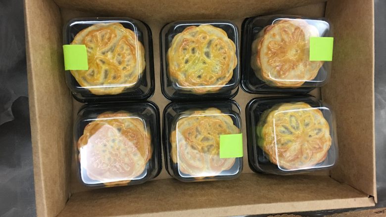 红豆蛋黄陷月饼