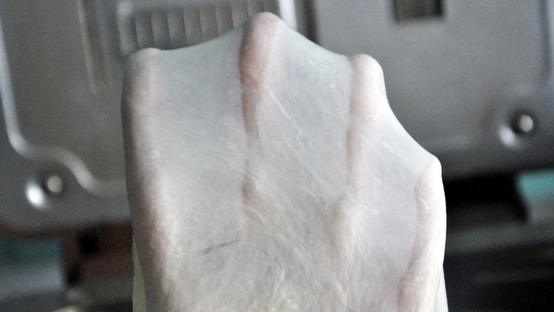 口袋三明治,选择揉面程序10分钟面团揉至完全阶段,拉出手套膜。