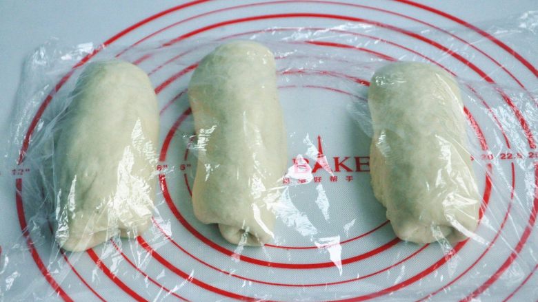 口袋三明治,将面团擀开卷成圆筒状,3个都做同样处理,盖上保鲜膜静置15分钟左右。
