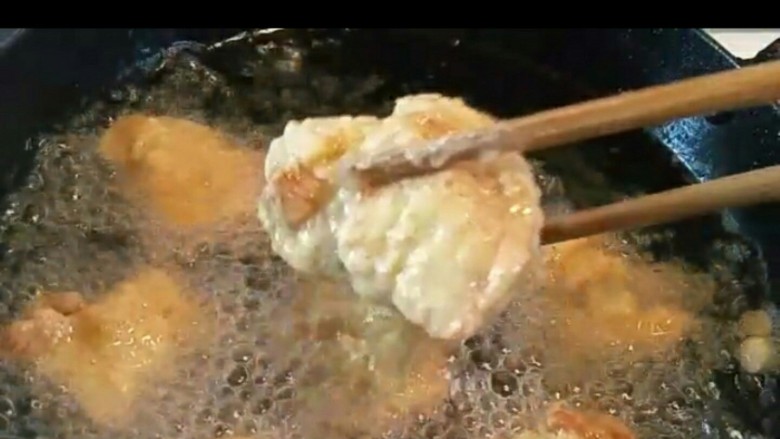 菠萝古老肉,油热下锅炸至金黄捞出 待微微冷却后再复炸1分钟 再次捞出备用