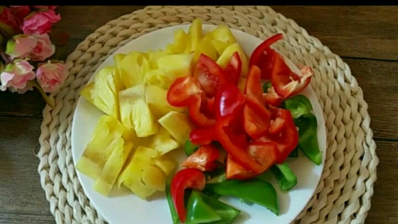 菠萝古老肉,青红椒切菱角形 <a style='color:red;display:inline-block;' href='/shicai/ 597'>菠萝</a>切块