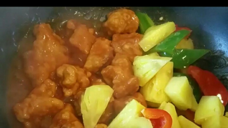 菠萝古老肉,汁微微浓厚时放炸好的肉 让肉裹满汁 再放炒至8分熟的配菜 翻炒入味裹满汁即可 可以不放盐 腌制肉的时候有加盐 试吃后再决定是否还要再加盐