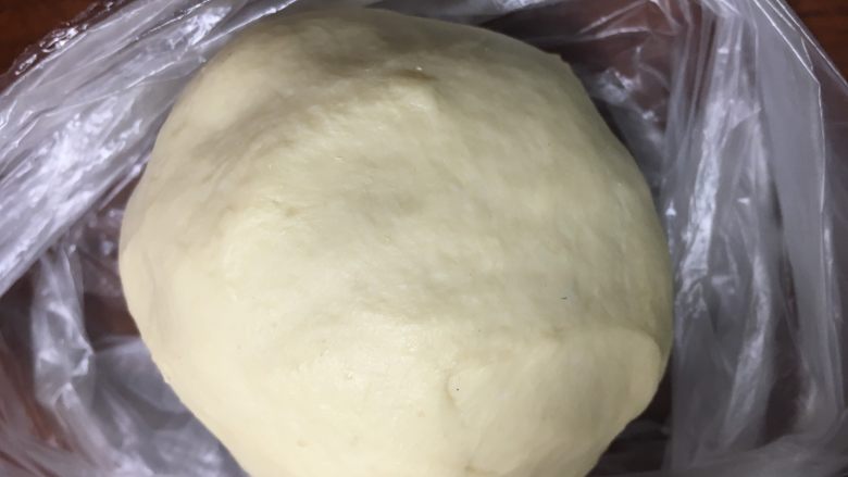 重奶油奶酪面包卷,放在保鲜袋中,可以室温发酵也可以冰箱冷藏过夜发酵,看怎么安排时间喽