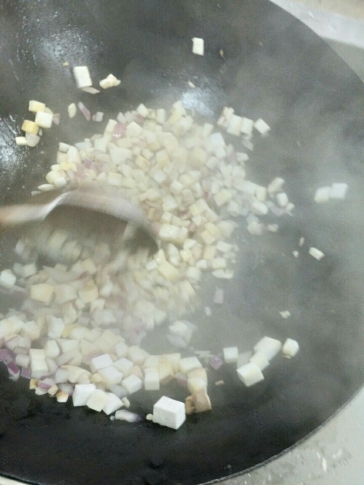 芝士焗牛油果鲜鲍,锅中放少许黄油下切好的洋葱 蘑菇杏鲍菇 炒香加牛奶芝士粉盐味块炒干时加入切好的土司