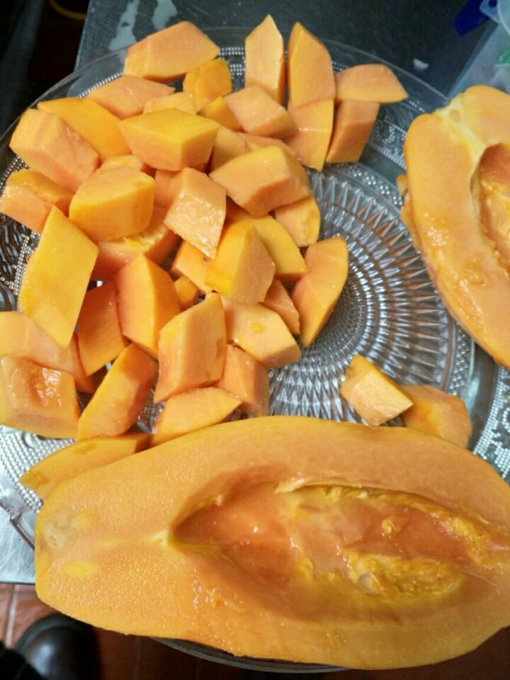 海底椰木瓜炖排骨,将<a style='color:red;display:inline-block;' href='/shicai/ 590'>木瓜</a>切好