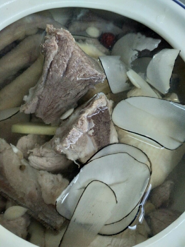 海底椰木瓜炖排骨,将<a style='color:red;display:inline-block;' href='/shicai/ 429'>瘦肉</a><a style='color:red;display:inline-block;' href='/shicai/ 434'>排骨</a>切块再锅中煮干净到出空干水份放炖盅里放一点生姜  杏仁片  一个红枣  3到四颗白胡椒粒加调好的盐味水上笼蒸1.5个小时再放切好的木瓜再蒸1个小时，蒸的时候要加保险膜