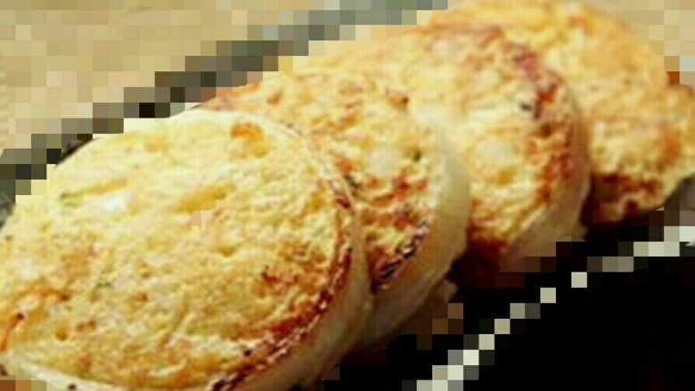 鸡蛋洋葱圈,1、先把<a style='color:red;display:inline-block;' href='/shicai/ 29'>洋葱</a>洗干净、切成圈，把最外圈的保留，其它的切碎。
2、胡萝卜、<a style='color:red;display:inline-block;' href='/shicai/ 500'>玉米</a>洗干净，切成粒，放入沸水中汆熟，捞出沥干。