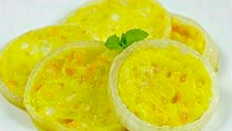 鸡蛋洋葱圈,3、取两个鸡蛋，磕入碗中，加入适量的<a style='color:red;display:inline-block;' href='/shicai/ 512'>玉米淀粉</a>、盐、胡椒粉，搅拌均匀。
4、平底锅放油，先不开火，把洋葱圈放进去，然后把菜糊倒入洋葱圈中，小火煎至两面金黄即可。