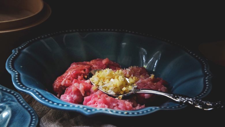 皮薄肉嫩的 纯肉烧卖,放入姜末