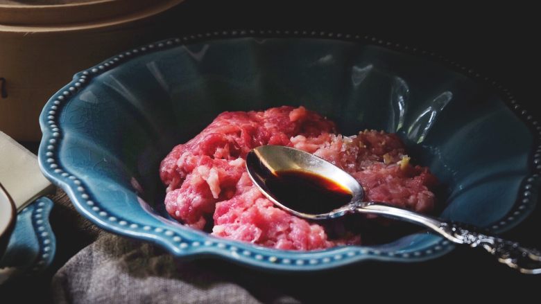 皮薄肉嫩的 纯肉烧卖,放入生抽或老抽
