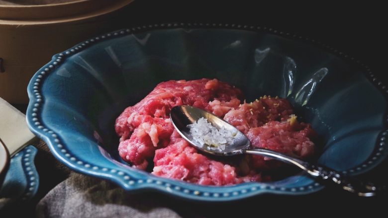 皮薄肉嫩的 纯肉烧卖,放入味精