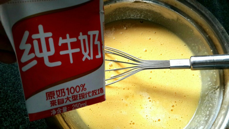 芒果蛋卷,加入<a style='color:red;display:inline-block;' href='/shicai/ 219'>牛奶</a>和<a style='color:red;display:inline-block;' href='/shicai/ 780'>香草精</a>，搅拌均匀。如果没有<a style='color:red;display:inline-block;' href='/shicai/ 780'>香草精</a>也可以不放，<a style='color:red;display:inline-block;' href='/shicai/ 780'>香草精</a>作用是辟除蛋腥味