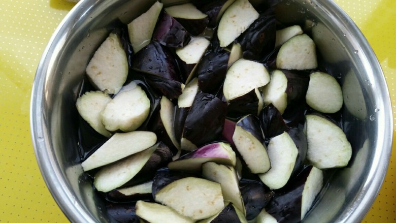 酱烧茄子,<a style='color:red;display:inline-block;' href='/shicai/ 58'>茄子</a>切滚刀块用水浸泡20分钟后，沥干水
