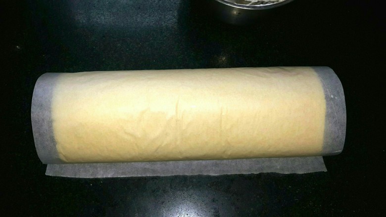 芒果蛋卷,卷起来,包好放冷藏1小时