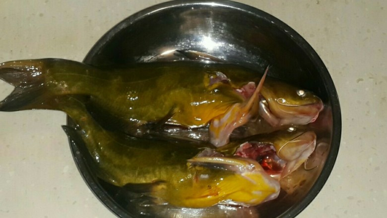 豆鼓蒸黄骨鱼,鱼宰杀后清洗干净