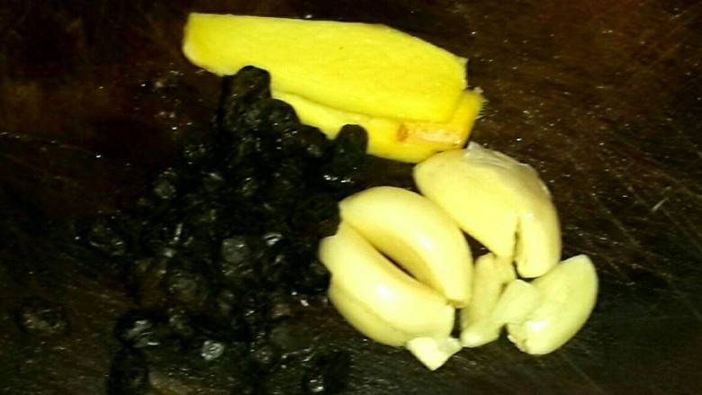 豆鼓蒸黄骨鱼,<a style='color:red;display:inline-block;' href='/shicai/ 37'>姜</a>,蒜,豆鼓混合切碎(喜欢辣的朋友可加入新鲜辣椒一起切碎)