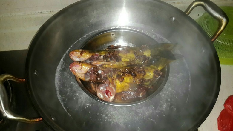 豆鼓蒸黄骨鱼,水开后,放入锅里蒸10分钟。(如果鱼比较多,要适当延长时间)