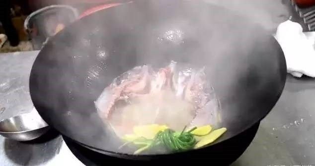 番茄鱼头豆腐汤,煎鱼头煎很重要的技巧热锅,这样有效地防止鱼皮粘锅,锅烧热后,倒入适量的食用油然后放入姜片葱结使用锅铲翻炒片刻后将处理好的鱼头放入两面煎。