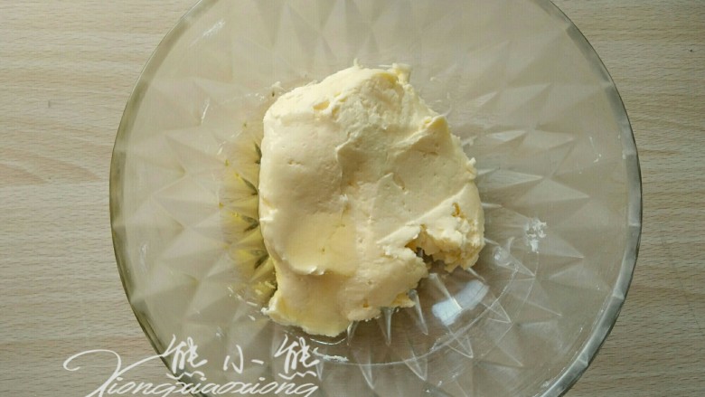 香葱咸曲奇--好挤花纹不消失,再分次加入<a style='color:red;display:inline-block;' href='/shicai/ 846'>色拉油</a>,搅打均匀。