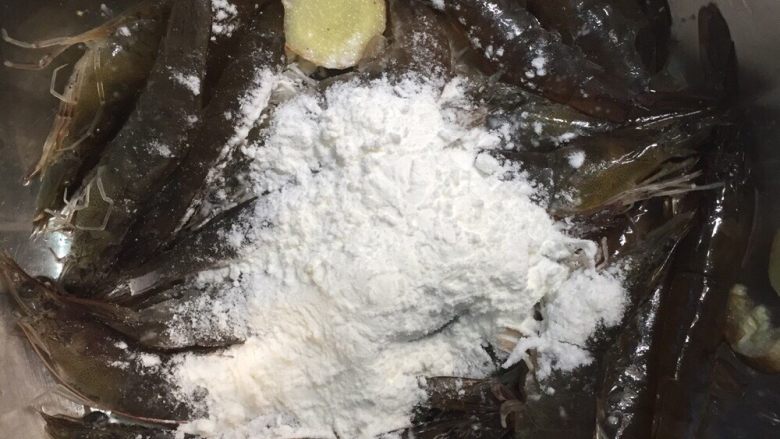 避风塘炒虾,加入适量淀粉