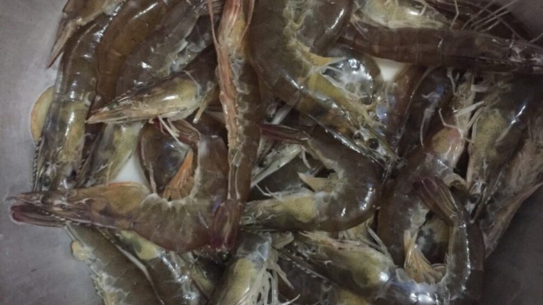 避风塘炒虾,搅匀腌制十分钟