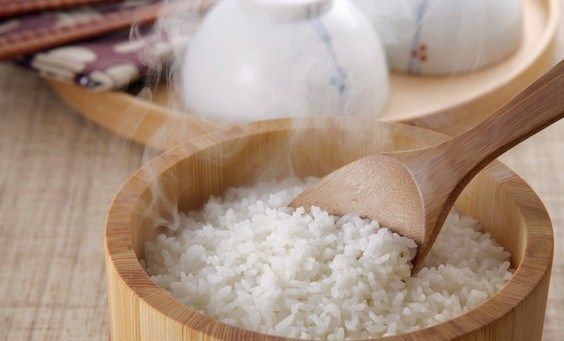 瑶柱蛋白蔬菜炒饭,把米饭蒸好,比平时白米饭稍硬一点。