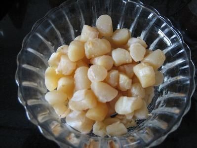 瑶柱蛋白蔬菜炒饭,干贝(瑶柱)要提前用水蒸透,并且要放姜片和黄酒