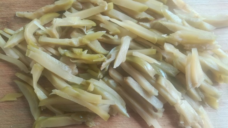 榨菜肉丝,榨菜切粗丝。