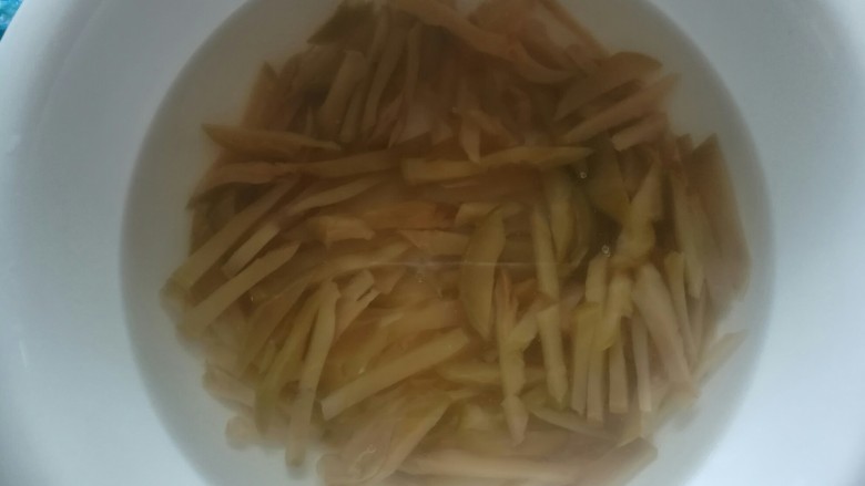 榨菜肉丝,榨菜一般有点咸,泡半小时以上去除多余盐分。也不能泡好几小时,会不脆。