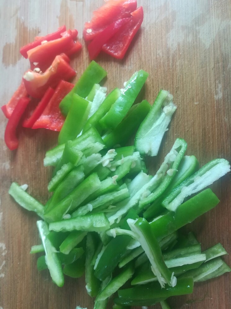 榨菜肉丝,青红椒切粗丝。