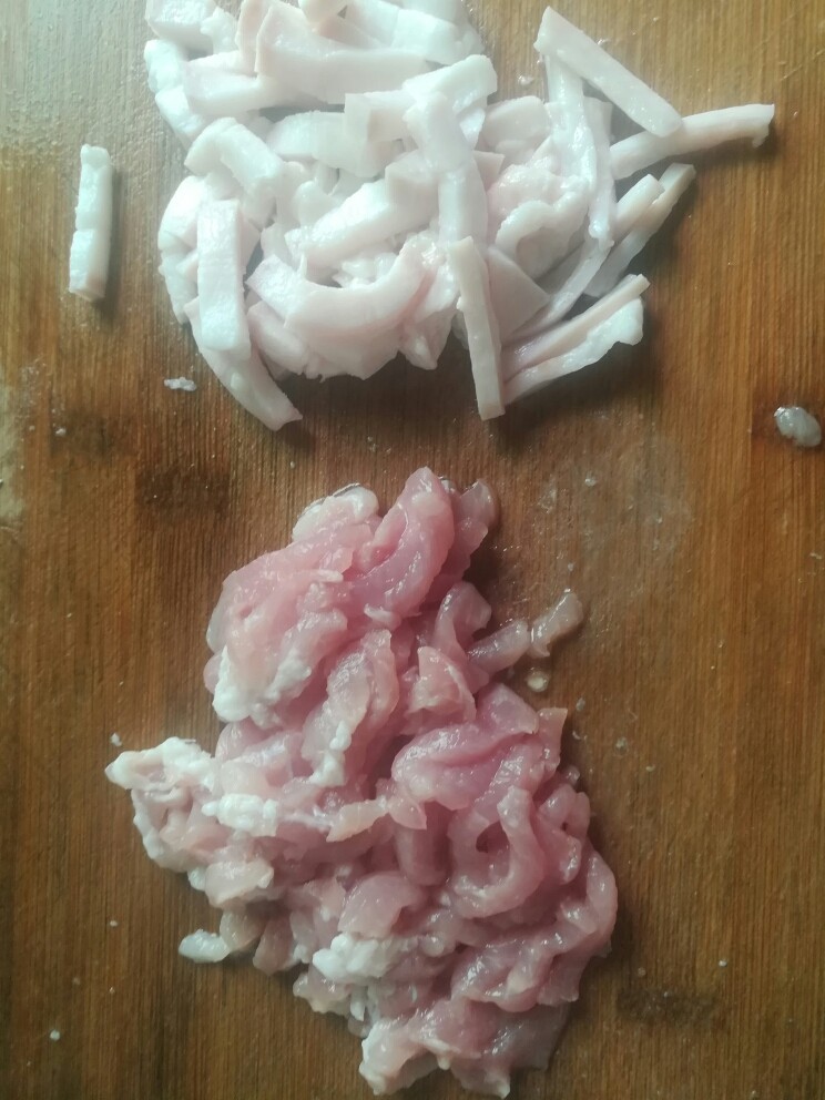 榨菜肉丝,肉切粗丝,肥瘦分开。
