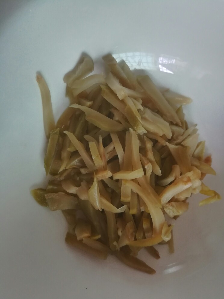 榨菜肉丝,榨菜漂洗几次,挤干。