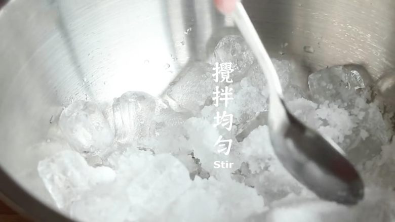 简单十分钟，不用冰箱也能搞定冰淇凌,搅拌均匀