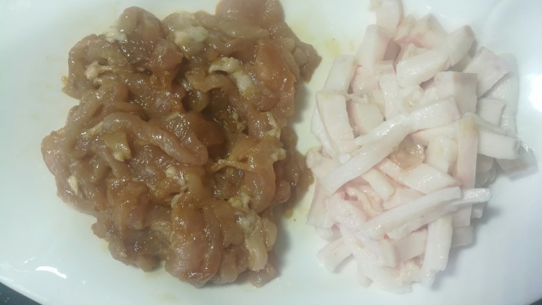榨菜肉丝,瘦肉加<a style='color:red;display:inline-block;' href='/shicai/ 692'>酱油</a>、淀粉,腌十分钟左右。