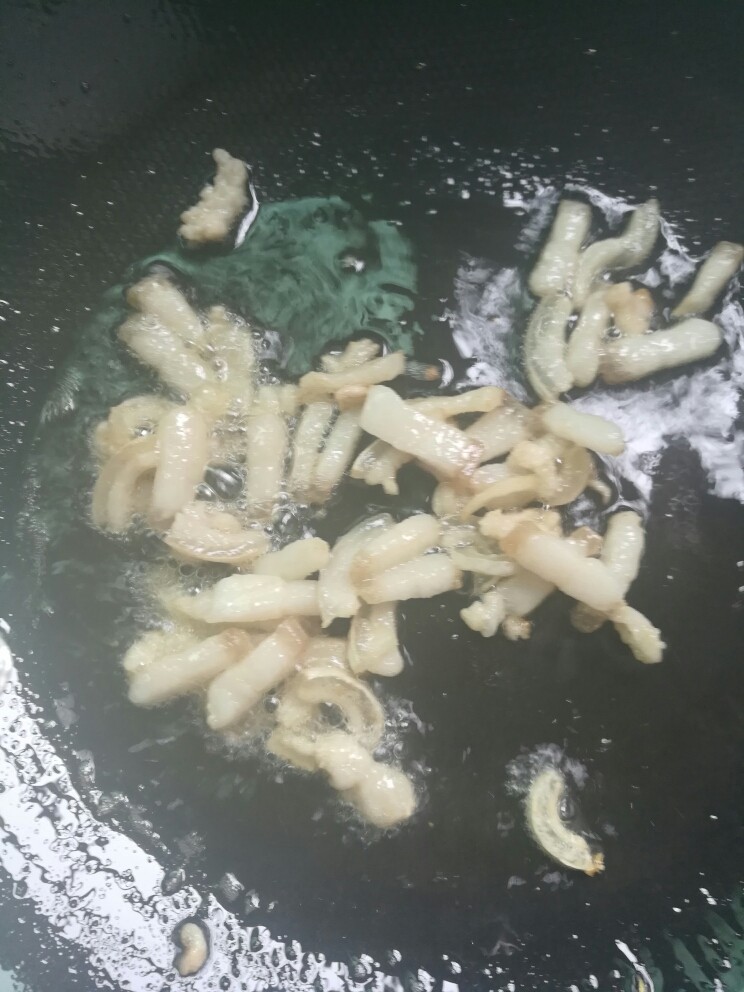 榨菜肉丝,坐锅热油,下肥肉煎出油,也不可炸干了。