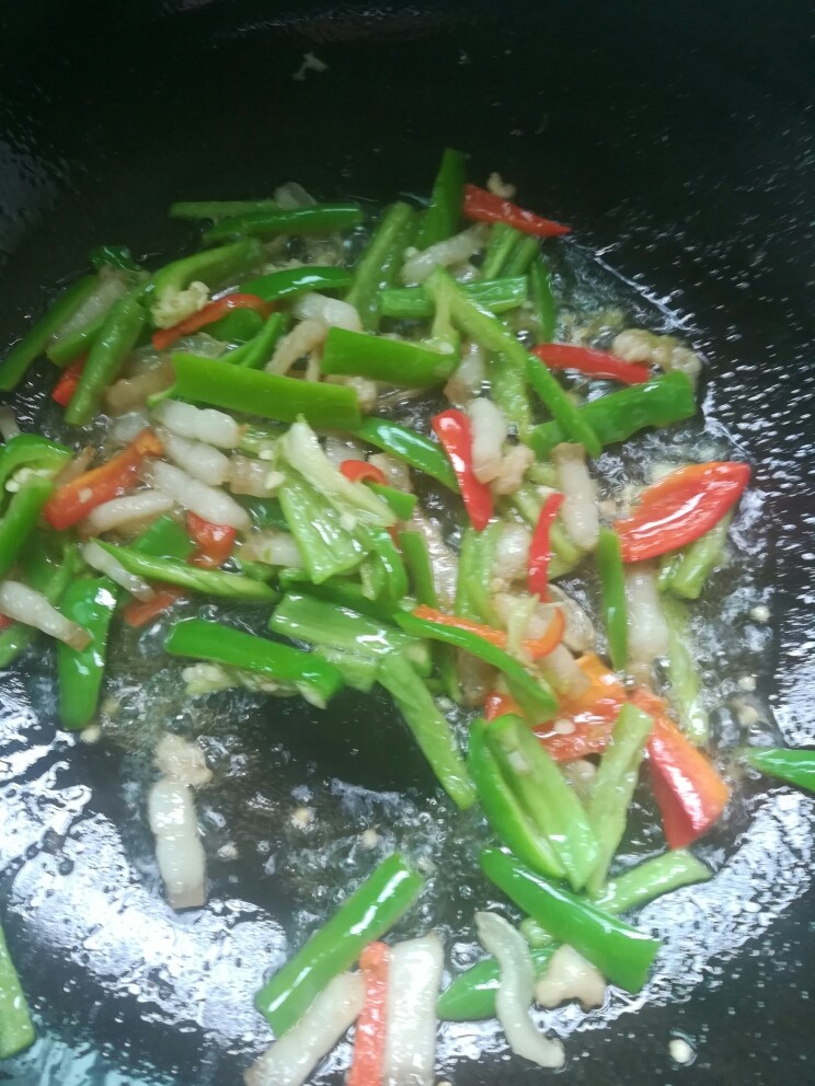 榨菜肉丝,下青红椒丝炒半分钟,撒盐炒匀。