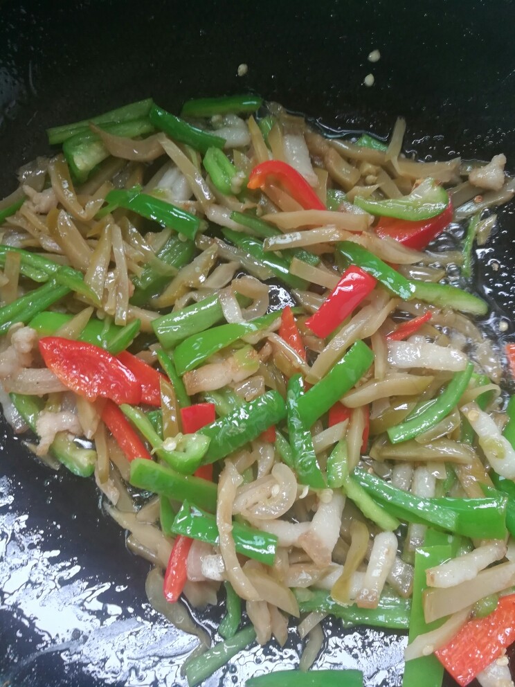 榨菜肉丝,下榨菜丝一起翻炒。