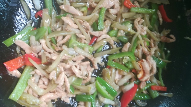 榨菜肉丝,一起翻炒，淋一点<a style='color:red;display:inline-block;' href='/shicai/ 788'>生抽</a>，撒一点点<a style='color:red;display:inline-block;' href='/shicai/ 756'>鸡精</a>炒匀出锅。