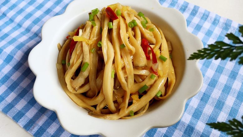 葱油手撕杏鲍菇,拌匀了腌制一会,撒上<a style='color:red;display:inline-block;' href='/shicai/ 3250'>葱</a>花即可上桌